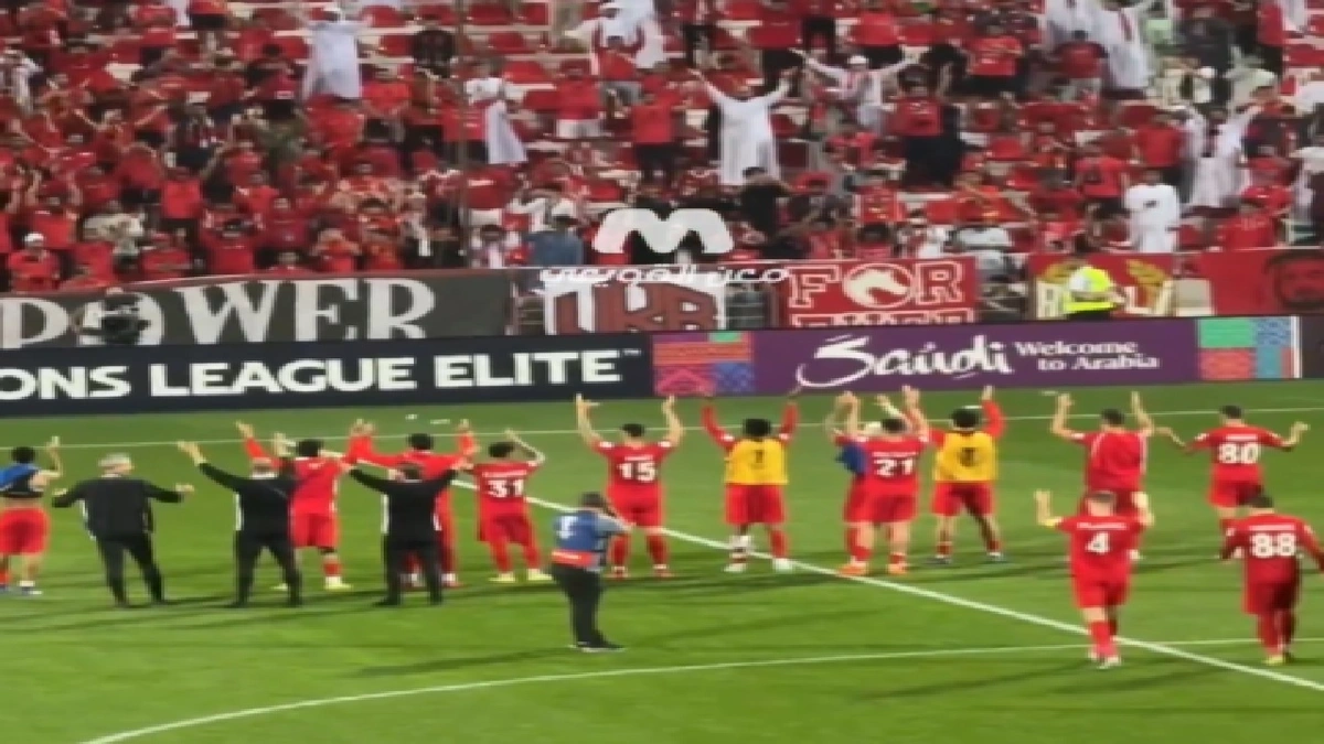 احتفال لاعبى شباب الأهلي مع جماهيرهم بعد التعادل مع الهلال.. فيديو