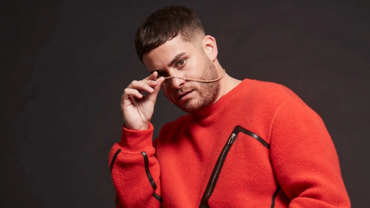 فنان شهير يسقط من ارتفاع 20 متراً أمام الجمهور.. فيديو