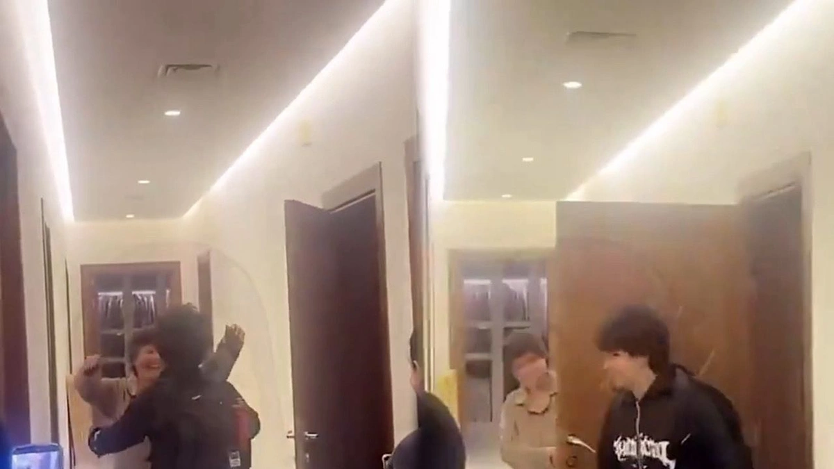 لقاء مؤثر لملاك الكويتية بابنها بعد غياب شهور.. فيديو