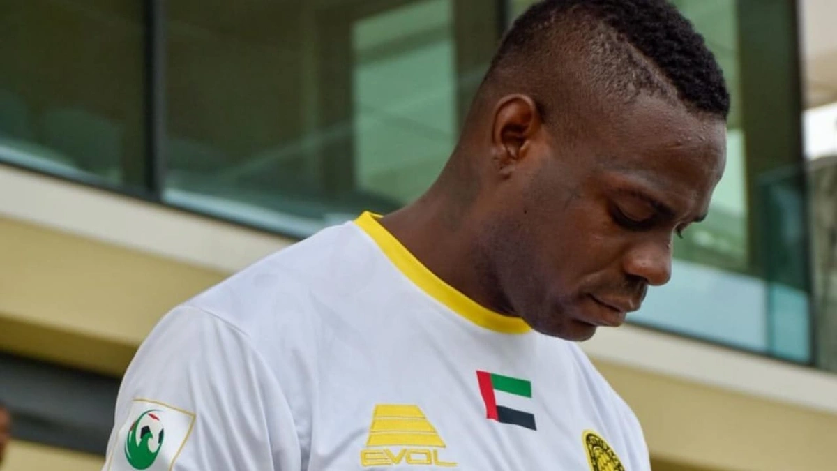 بالوتيلي يكشف عن تعرضه للعنصرية في أولى مبارياته بالدوري الإماراتي .. صورة