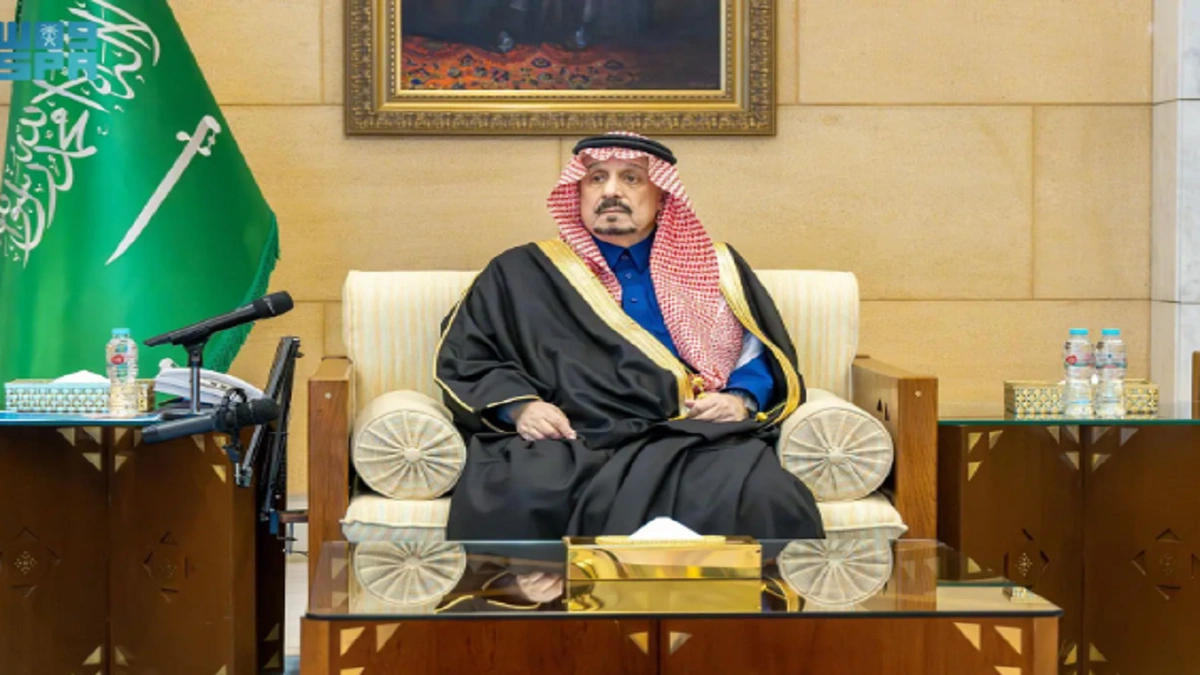أمير الرياض يُسلِّم وثائق تملّك الوحدات السكنية للمستفيدين من تبرع ولي العهد