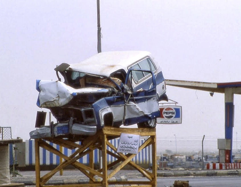 سيارة مهشمة على منصة للتحذير من مخاطر السرعة بالشرقية قديما