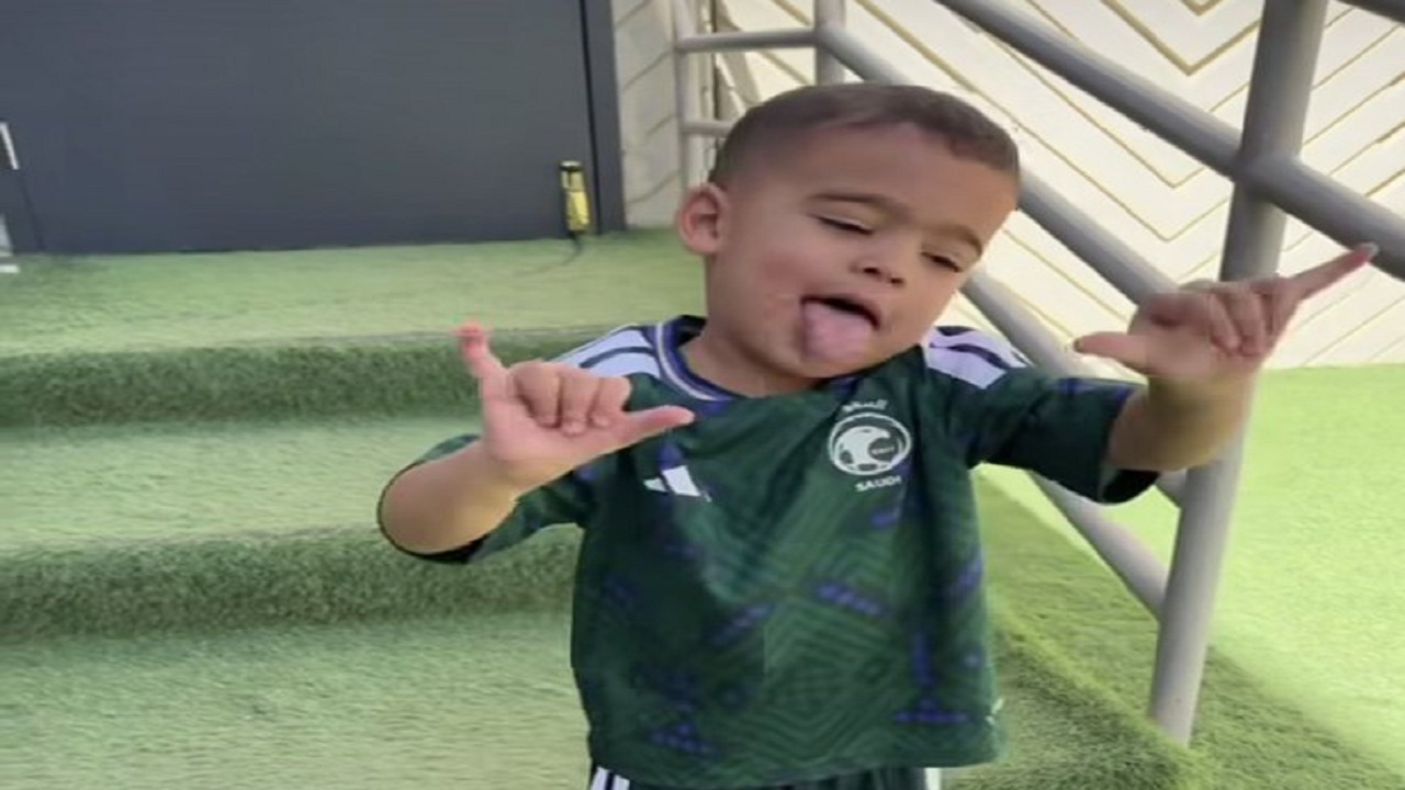 ابن مالكوم يظهر بقميص الأخضر