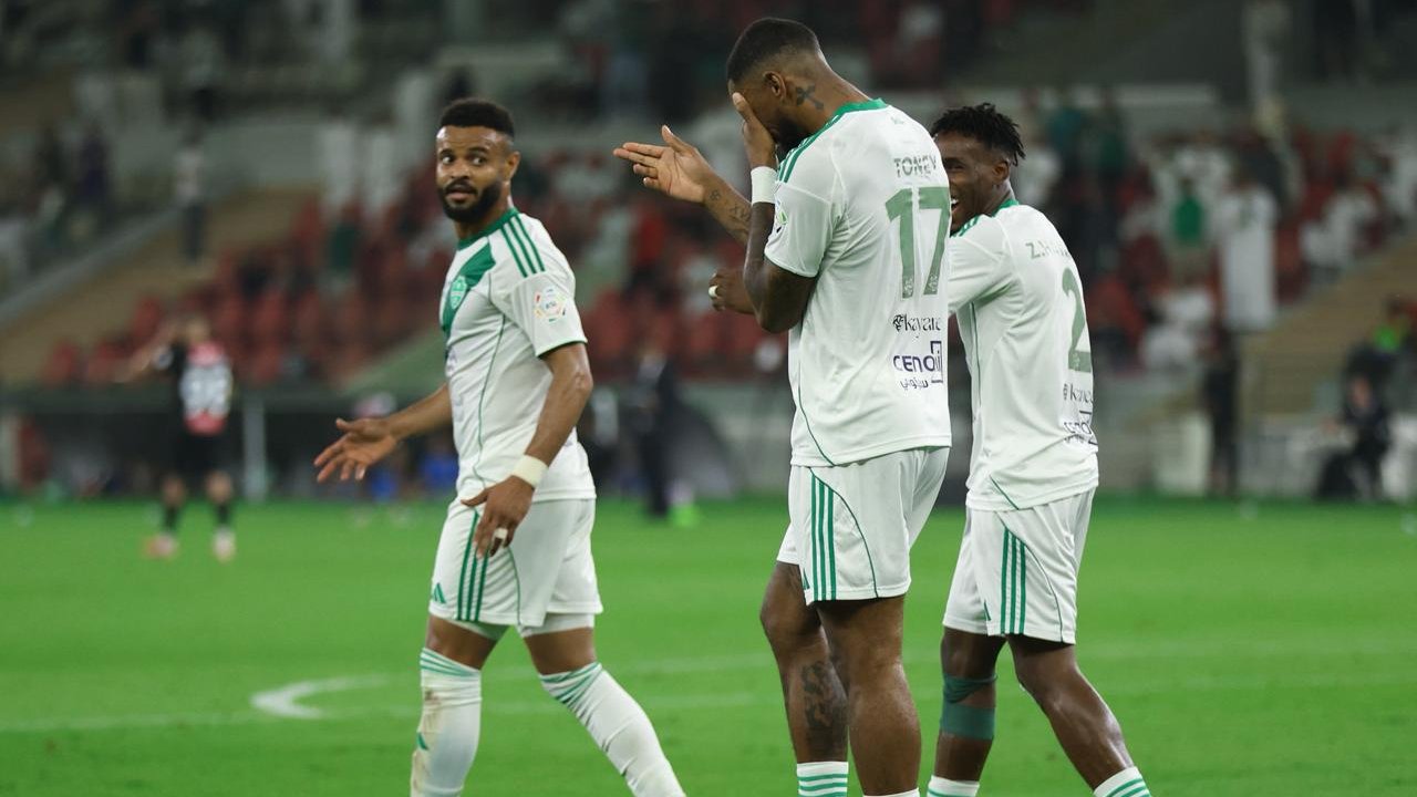 الأهلي يكتسح النجمة برباعية .. صور