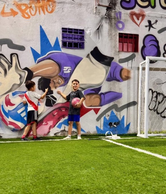 جدارية في الأرجنتين تتزين بصورة تصدي ياسين بونو لهجمة السيتي بمونديال للأندية