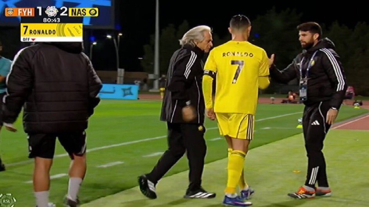 رونالدو يحتفظ بشارة القيادة بعد تبديله ويتجاهل منحها لزملائه.. فيديو