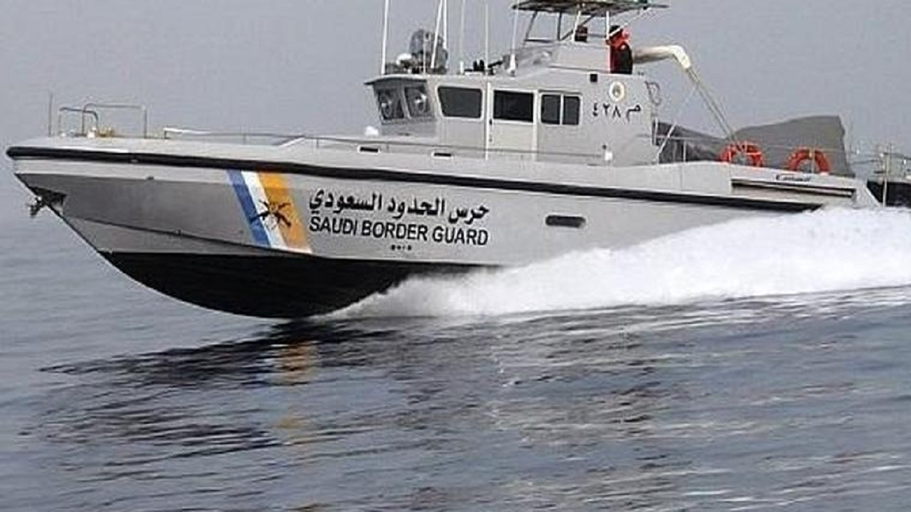 حرس الحدود ينقذ شخصين تعطلت واسطتهما البحرية في عرض البحر