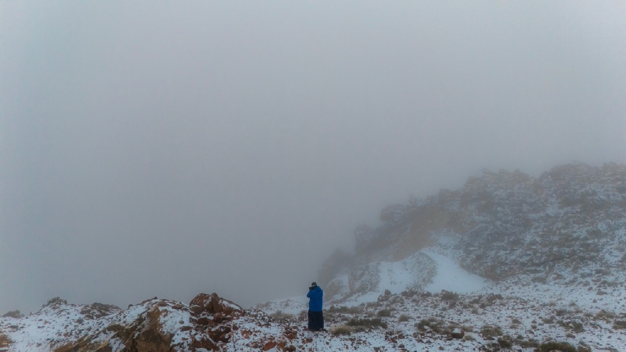 جبل اللوز بتبوك يكتسي باللون الأبيض.. فيديو