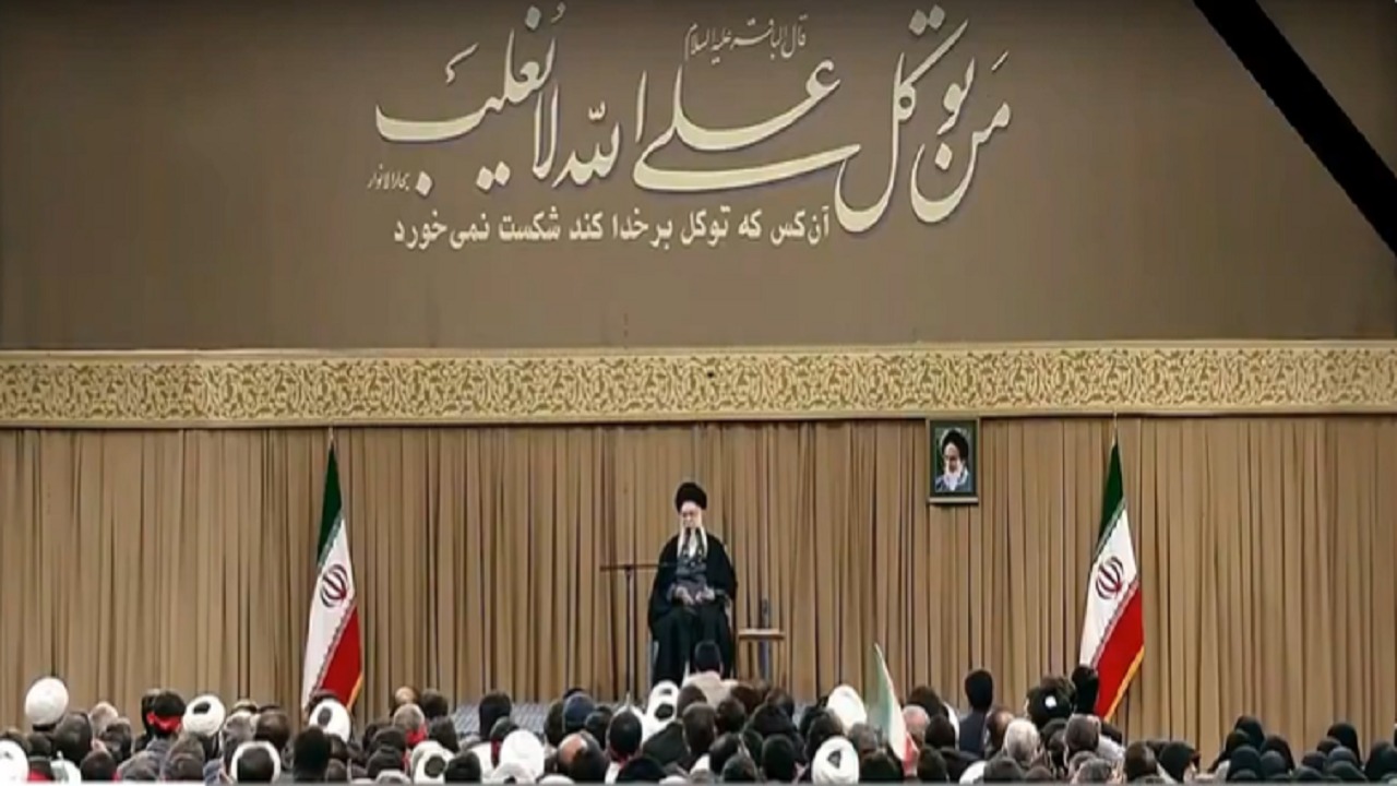 مذيعة إيرانية تبكي عل الهواء وتتوعد ترامب بالانتقام.. فيديو