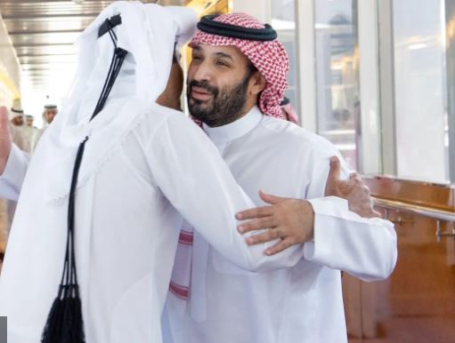 أمير قطر يصل إلى جدة وولي العهد في مقدمة مستقبليه.. صور