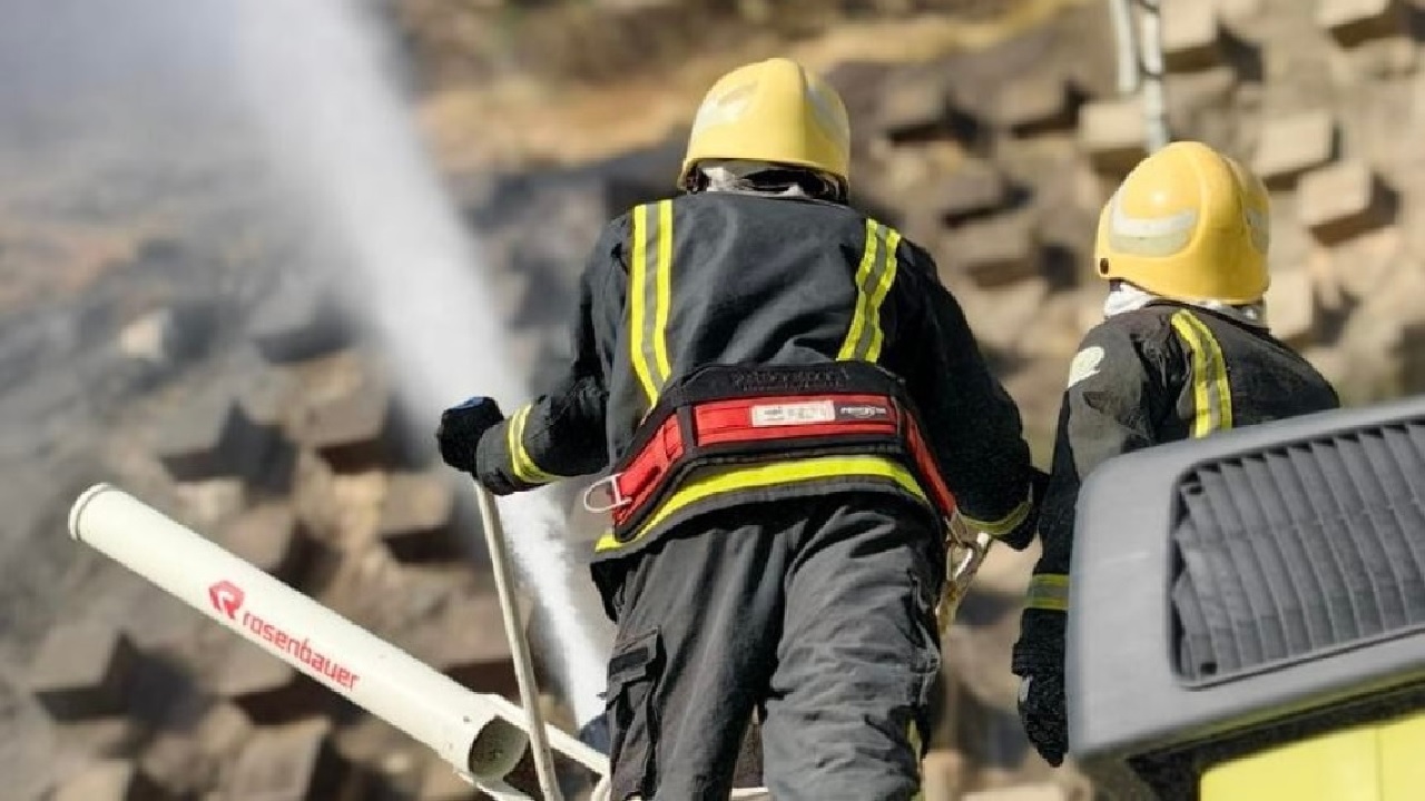 إخماد حريق مخلفات أثاث أعلى مبنى بالأحساء