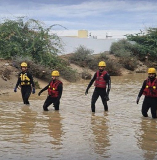 سقوط مروع لمركبة في مجرى وادي بعمان.. صور