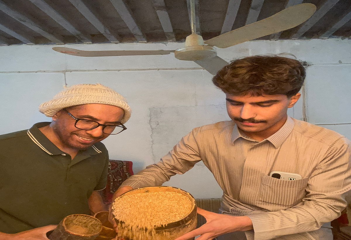 بالصاع والمد ومن أجود القمح.. الحربي يدرّب أبناءه على إخراج زكاة الفطر
