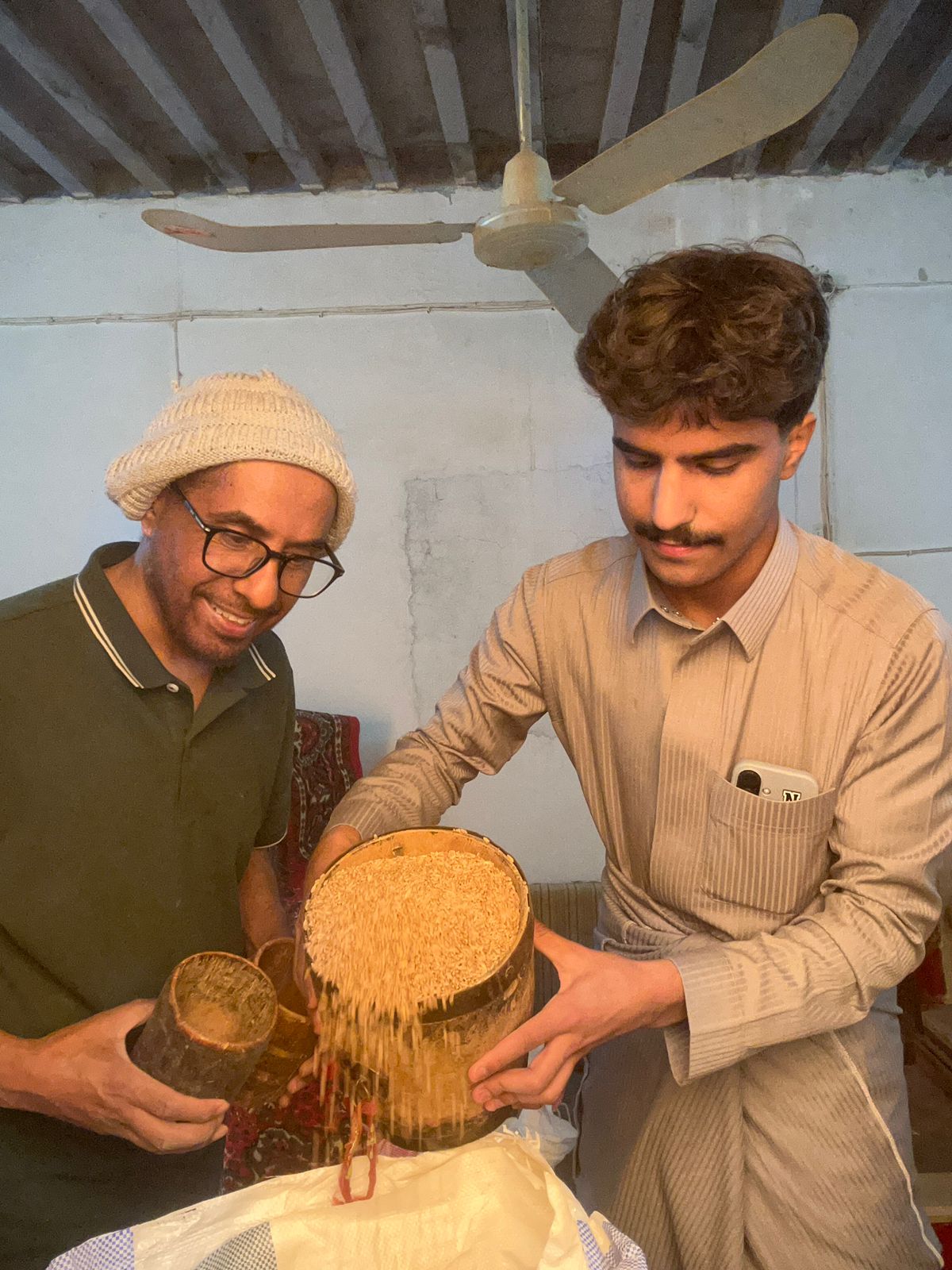 بالصاع والمد ومن أجود القمح.. الحربي يدرب أبناءه على إخراج زكاة الفطر