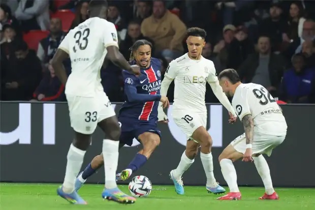 لانس يرفض تأجيل مواجهته أمام باريس