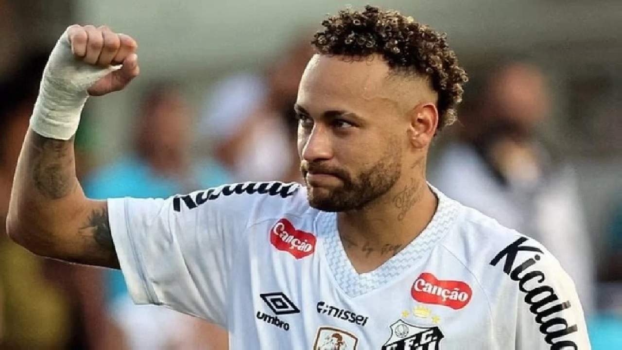 نيمار يثير الجدل بوضع لايكات لإحدى المشهورات ويبرر: بالخطأ