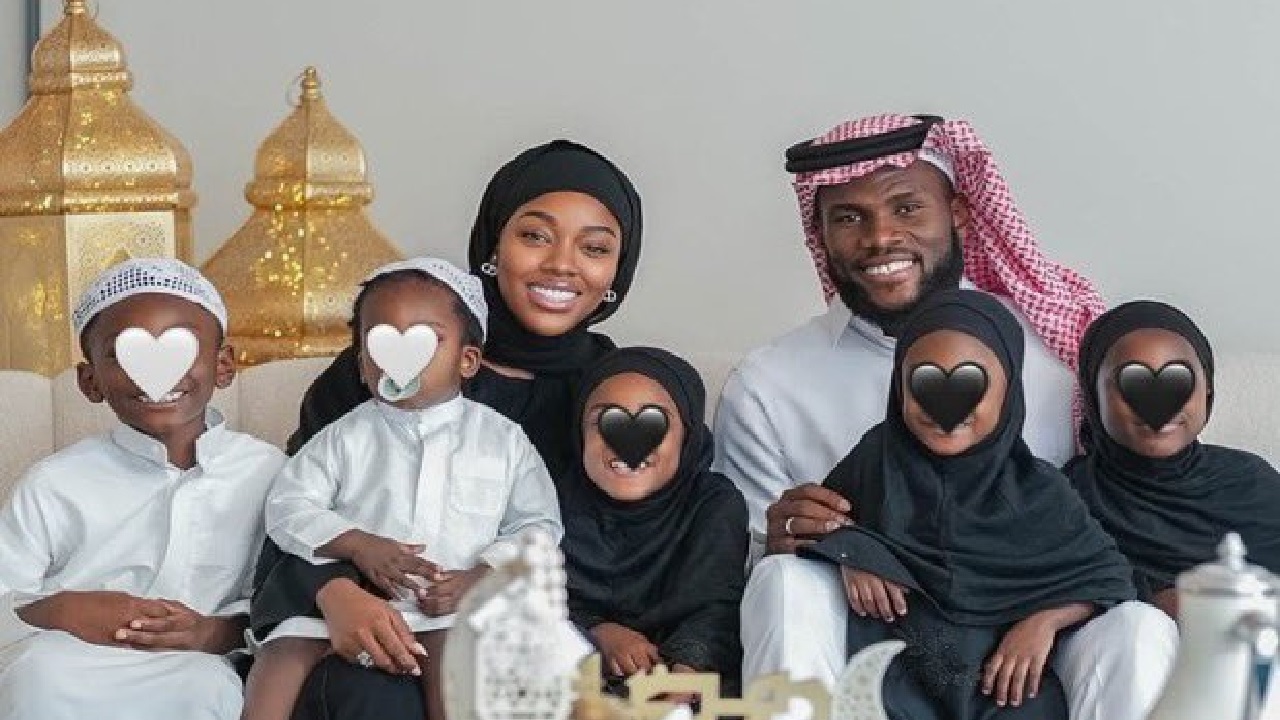 كيسيه بإطلالة مميزة مع عائلته احتفالا بالعيد