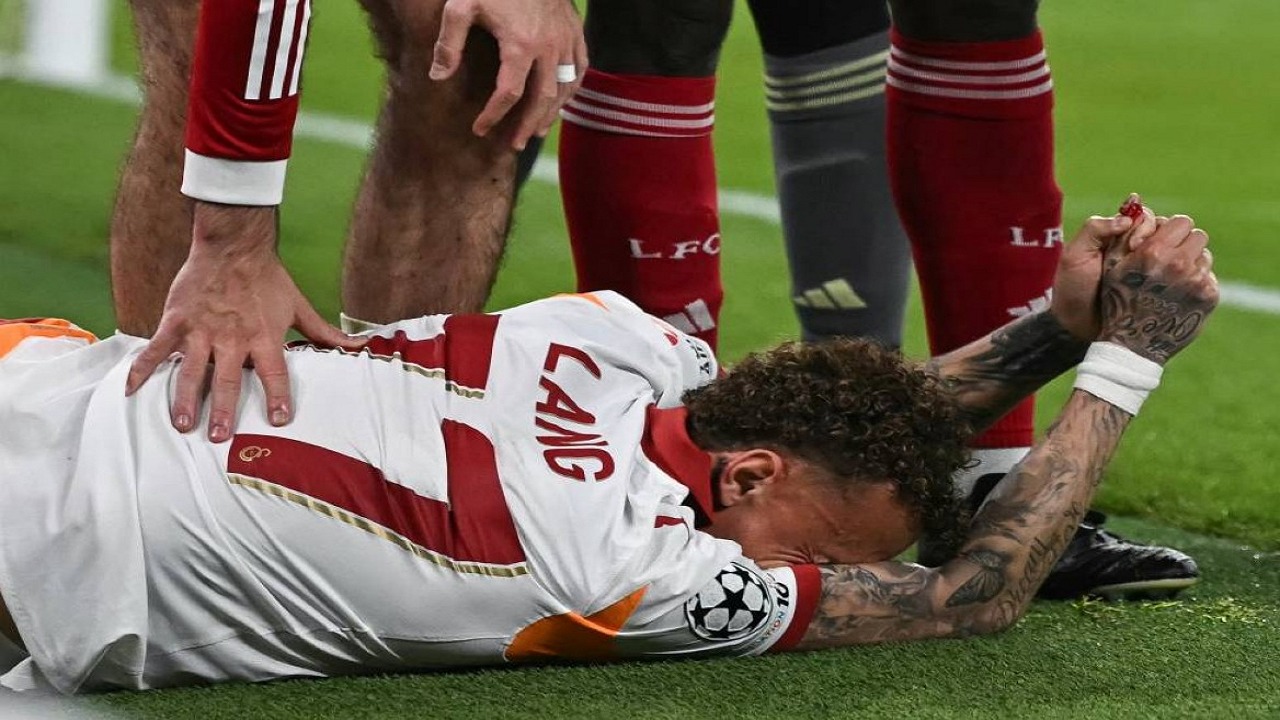 جراحة عاجلة للاعب غالطة سراي بعد اصطدامه بلوحة إعلانية