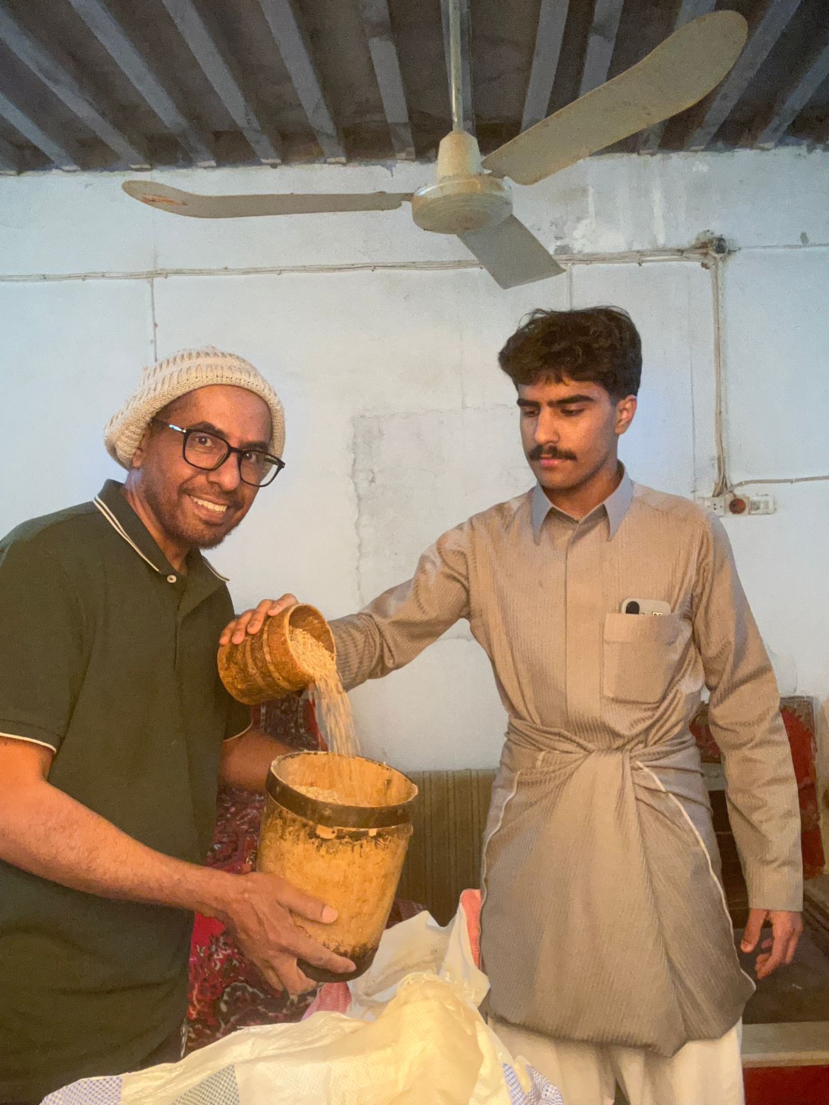 بالصاع والمد ومن أجود القمح.. الحربي يدرب أبناءه على إخراج زكاة الفطر