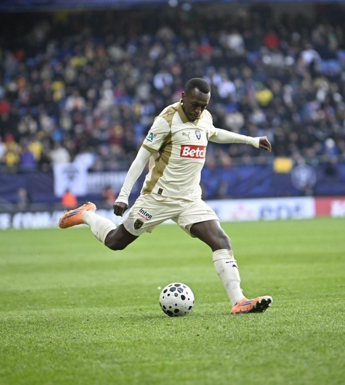 سعود عبدالحميد أساسيا مع لانس أمام أنجيه