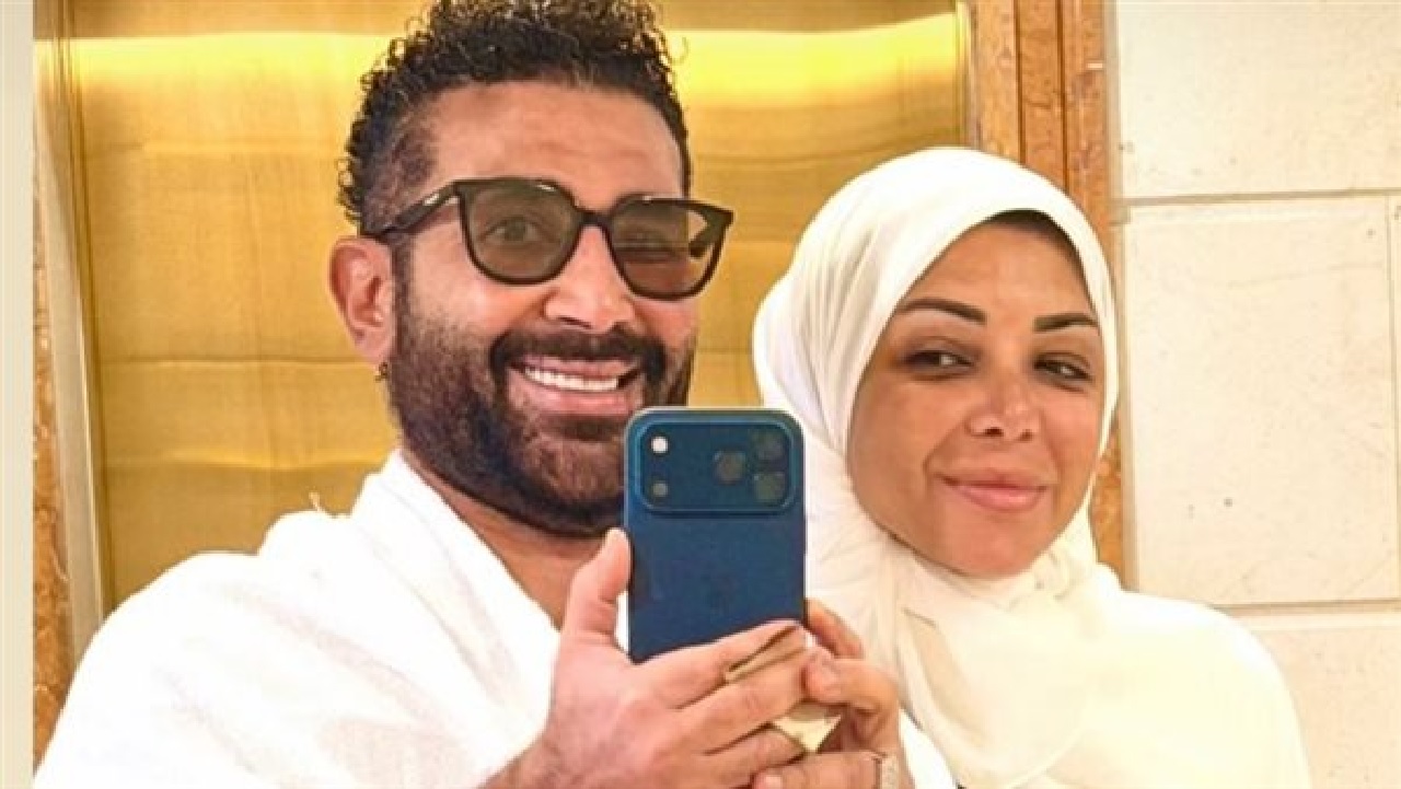 أحمد سعد وزوجته يؤديان مناسك العمرة.. صور