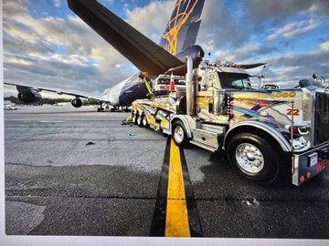 انحراف طائرة شحن في مطار بيرمينغهام الأمريكي.. صور