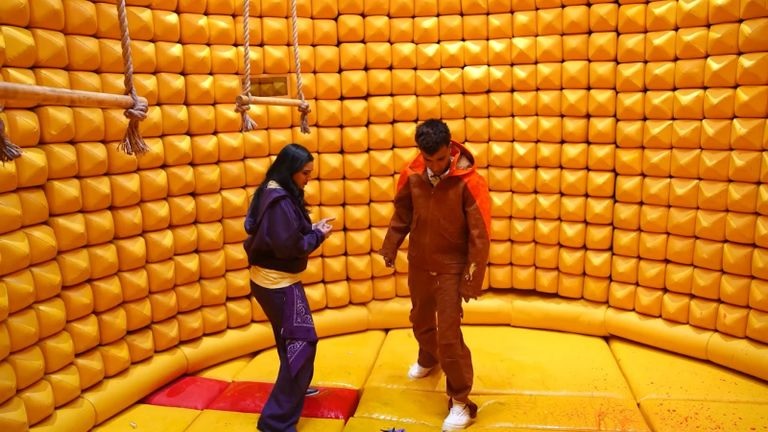 رامز جلال عن عصام صاصا: سواق توكتوك لا صوت ولا غنا.. فيديو