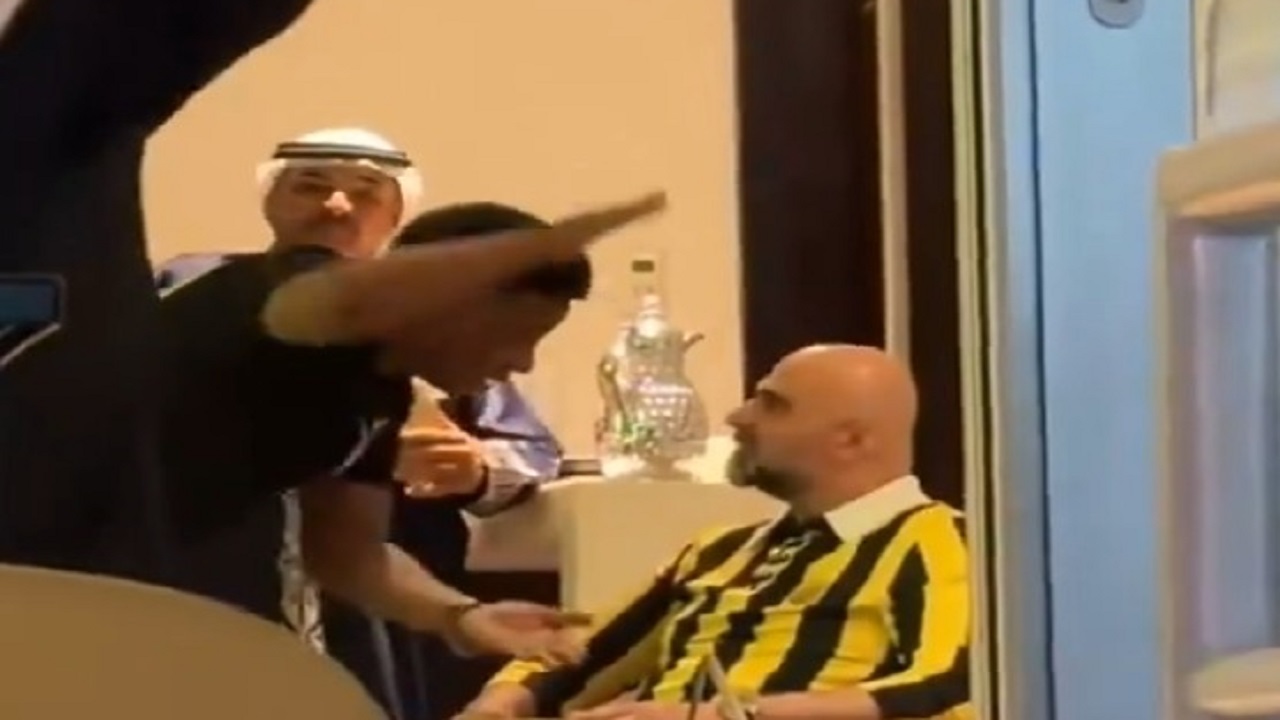 محمد نور يدخل في نقاش حاد مع رئيس الاتحاد بعد الخسارة من الأهلي.. فيديو