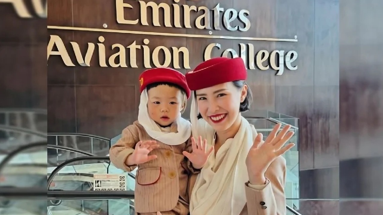 طفلة تايلاندية تخطف الأنظار بزي طيران الإمارات