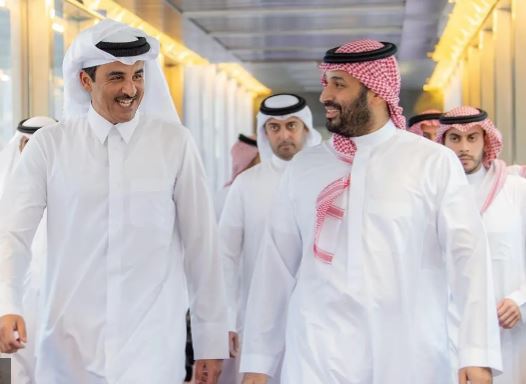 أمير قطر يصل إلى جدة وولي العهد في مقدمة مستقبليه.. صور