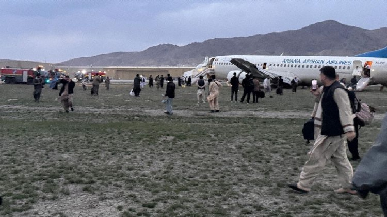 طائرة أفغانية تخرج عن المدرج أثناء هبوطها.. فيديو