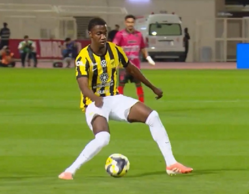 دومبيا يتعرض لتمزق في الرباط الصليبي