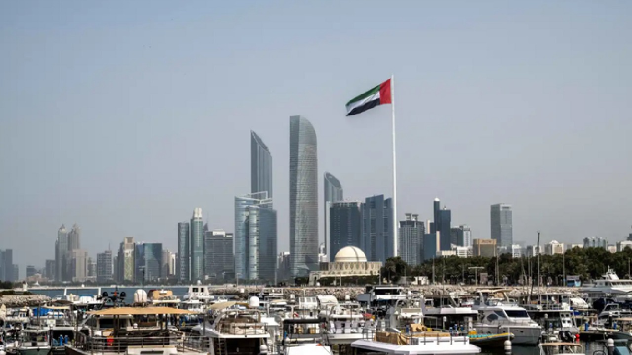 حرائق وإصابات إثر سقوط شظايا صاروخ في مناطق خليفة الاقتصادية أبوظبي