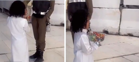 نجل سالم الدوسري يوزع الحلوى على رجال الأمن في الحرم المكي.. فيديو