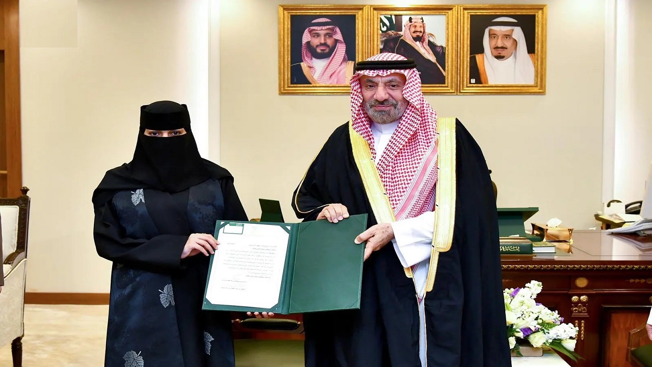 أمير نجران يكرّم مواطنة لإنقاذها عائلة تعرض منزلها للحريق