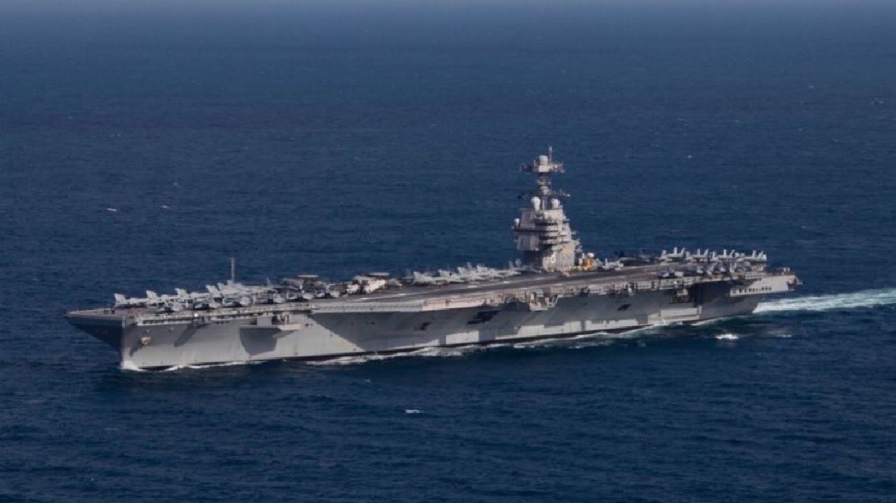 حريق على متن حاملة طائرات أمريكية يسفر عن إصابات