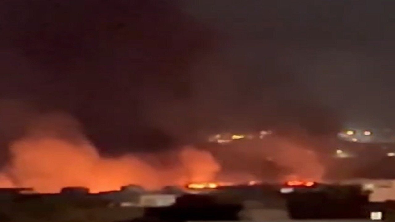 ألسنة اللهب تلتهم شارع في أصفهان عقب قصف إسرائيلي.. فيديو