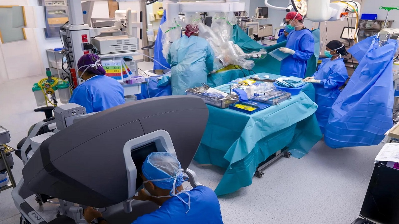 التخصصي ينجح في إجراء عملية سحب القولون بتقنية سونسن لطفل