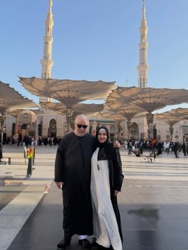 روجينا وأشرف زكي يوثقان رحلتهما لأداء العمرة.. صور