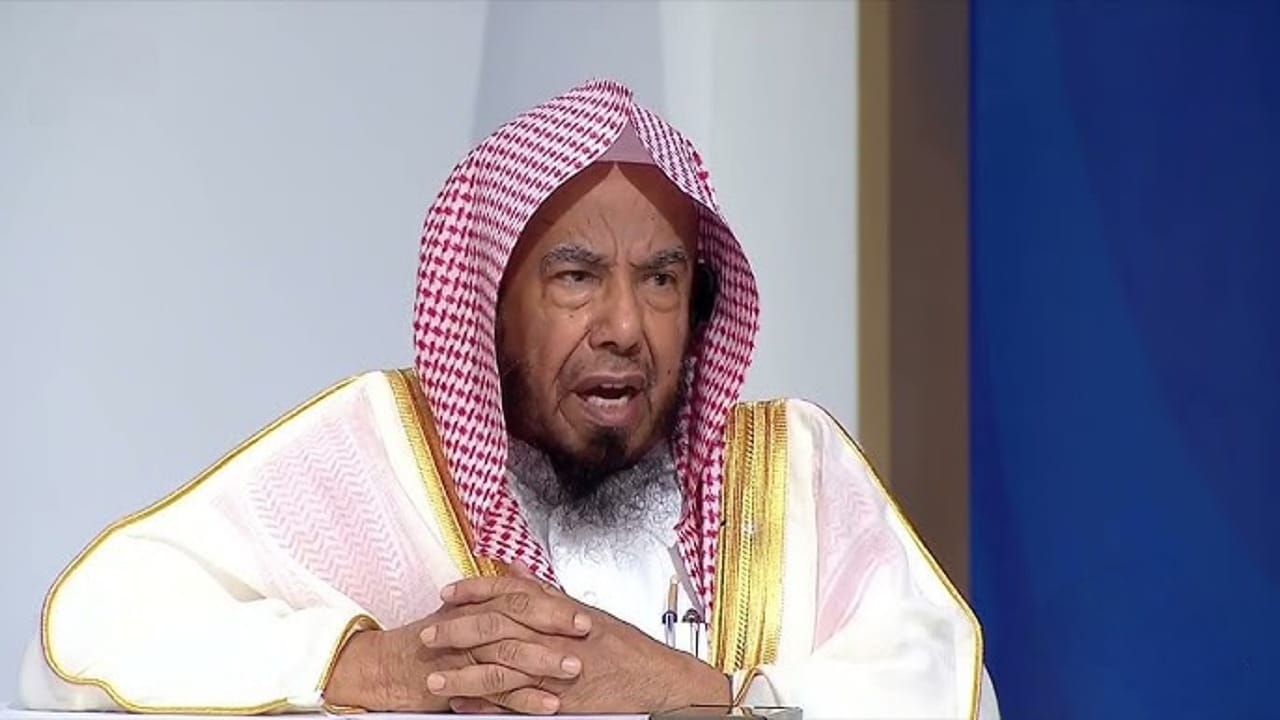 المطلق يوضح حكم استخدام الرموش المؤقتة للزينة.. فيديو