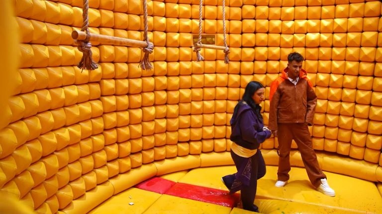 رامز جلال عن عصام صاصا: سواق توكتوك لا صوت ولا غنا.. فيديو