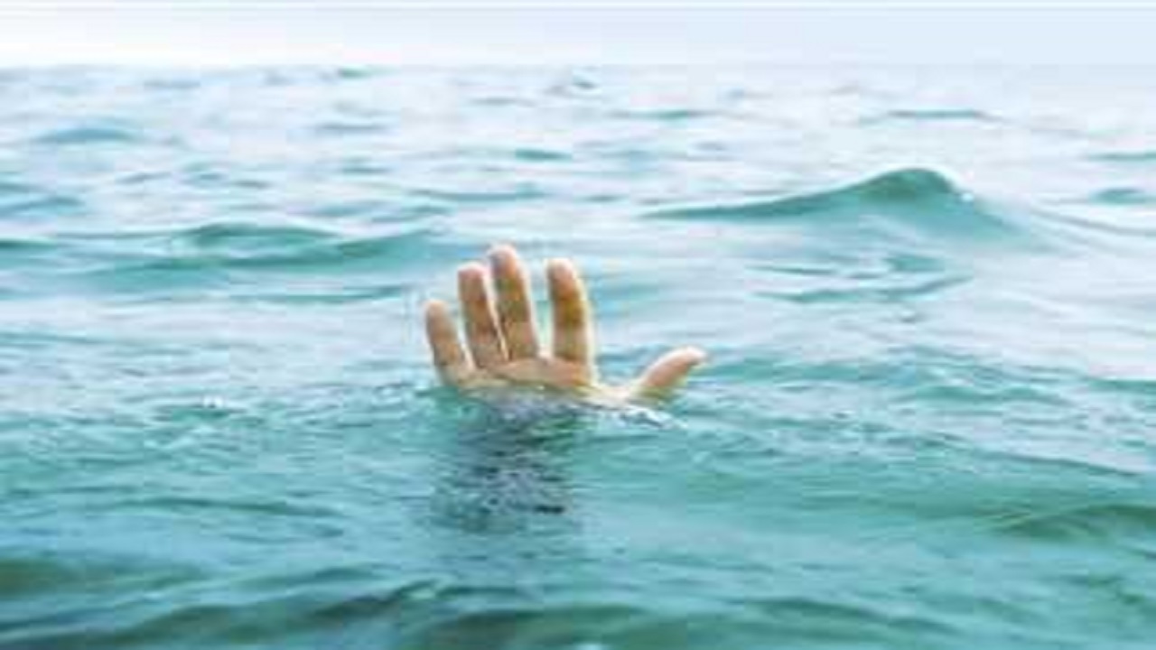 إنقاذ طفلا من الغرق أثناء ممارسة السباحة