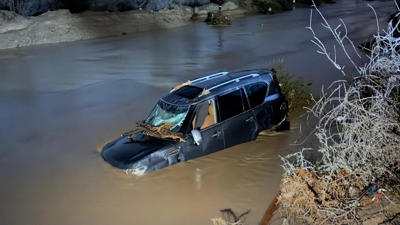 سقوط مروع لمركبة في مجرى وادي بعمان.. صور