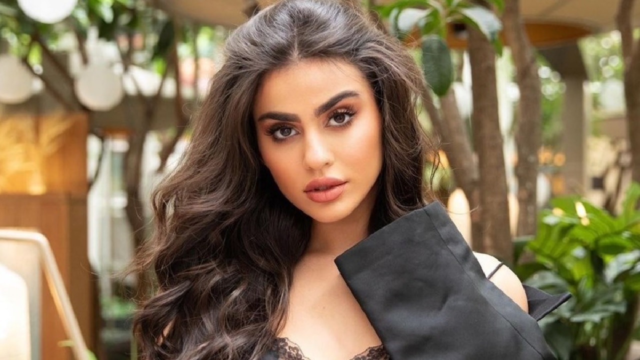 يومي ترد بعبارة مثيرة على تعليق كلبة فلوس.. فيديو