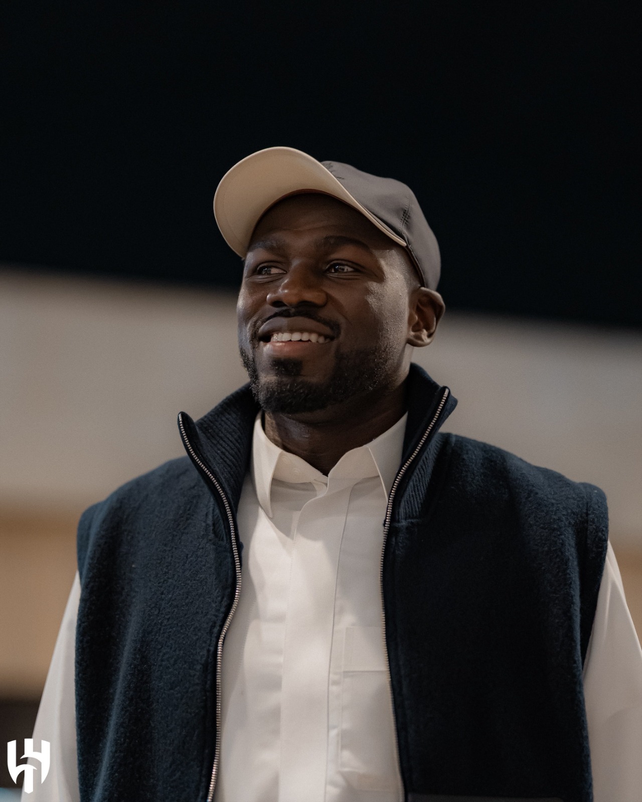 كوليبالي يظهر بالزي السعودي في مقر الهلال