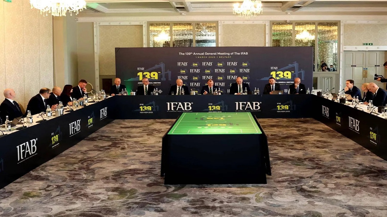 “الفيفا” يقر تعديلات لتسريع المباريات وضبط سلوك اللاعبين وتوسيع صلاحيات تقنية VAR