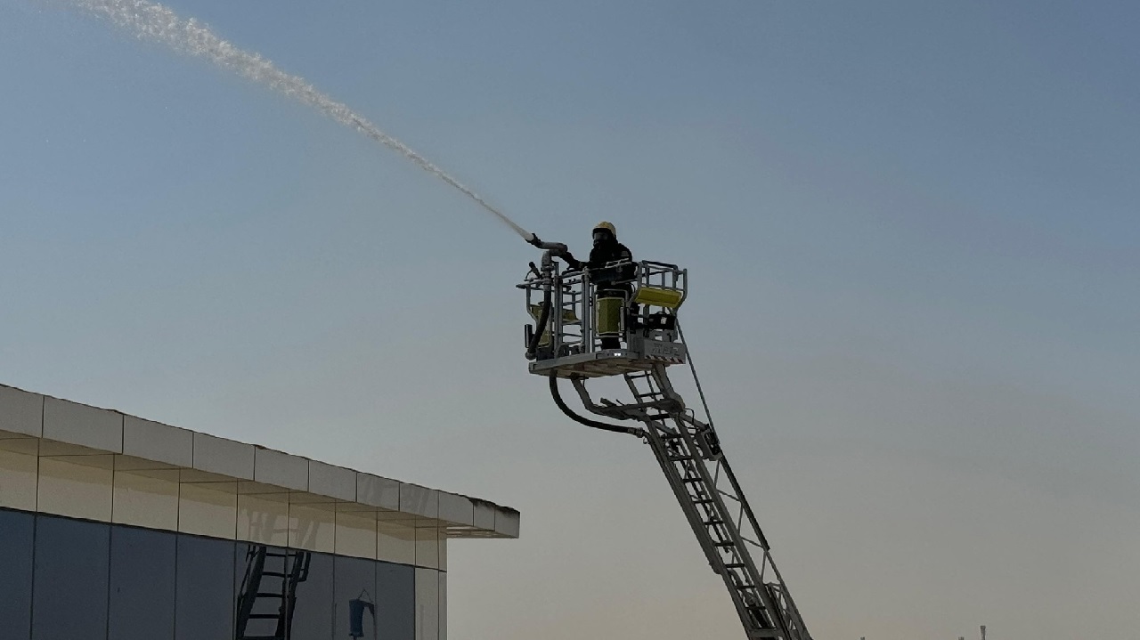 الدفاع المدني يسيطر على حريق في مضخة مبنى بالرياض