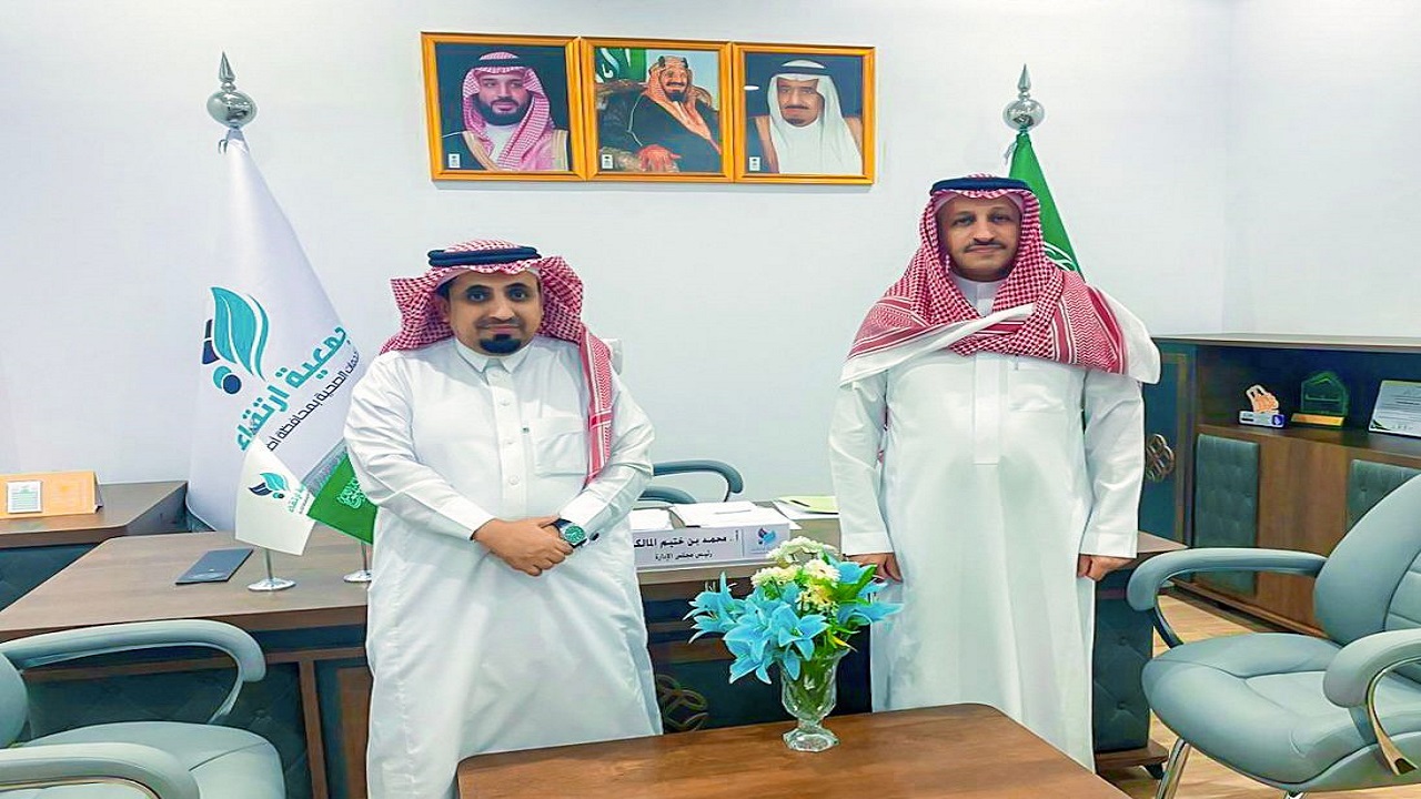 محافظ أضم يزور جمعية ارتقاء للخدمات الصحية ويطّلع على برامجها ومبادراتها المجتمعية