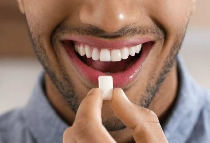 طبيب: مضغ العلكة يساعد في حرق سعرات حرارية.. فيديو