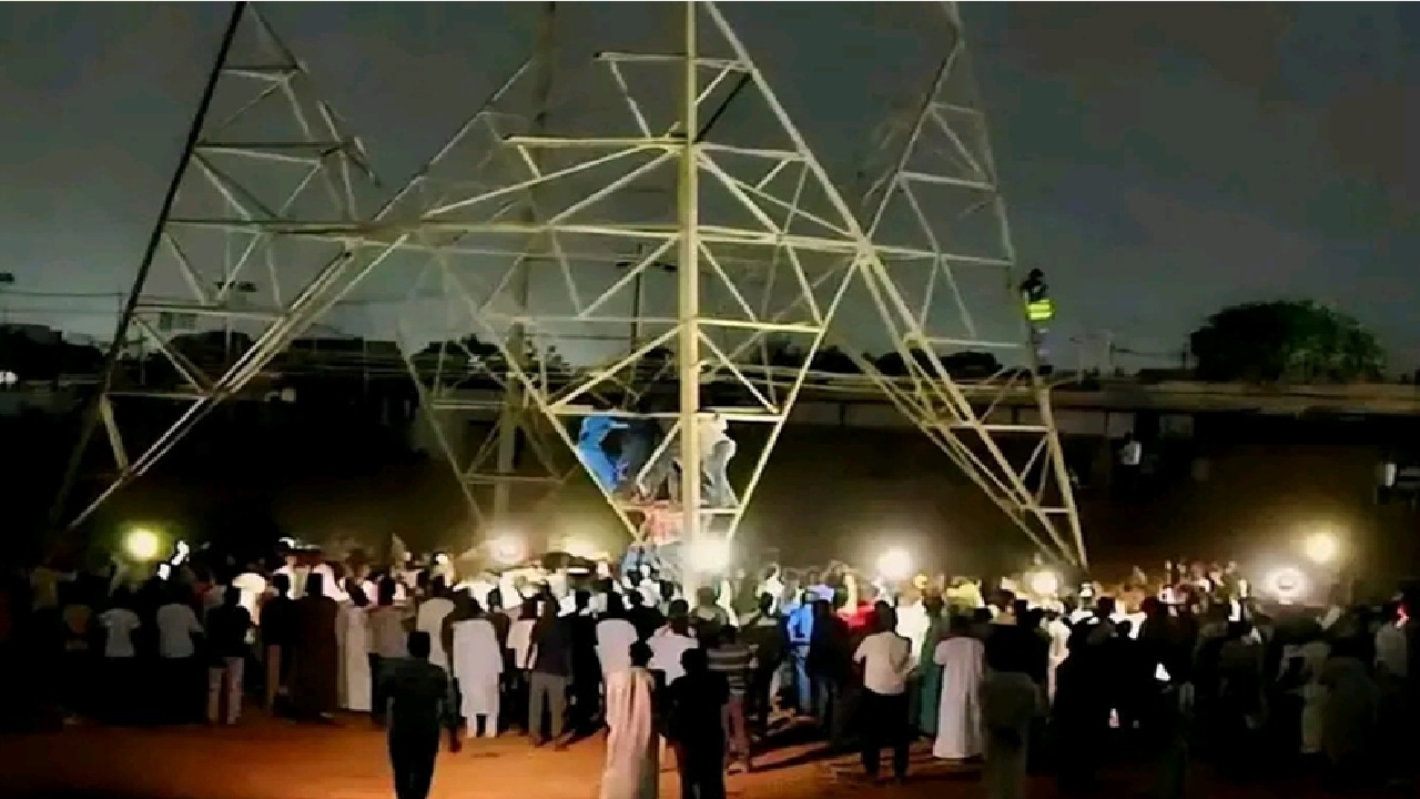 شاب يتسبب في قطع الكهرباء عن مدينة سودانية ويهدد بالانتحار.. صور